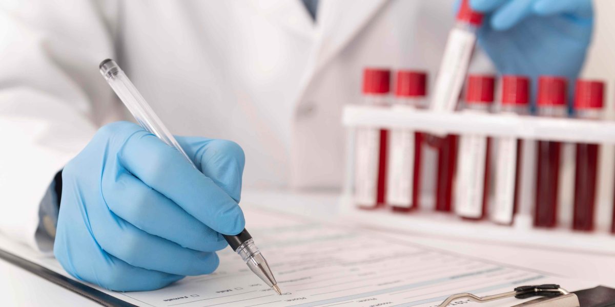 sortimento-de-amostras-de-sangue-de-coronavirus-em-laboratorio-1-1200x600.jpg